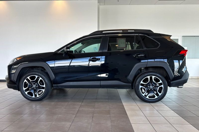 Toyota RAV4 Vehicle Full-screen Gallery Image 07