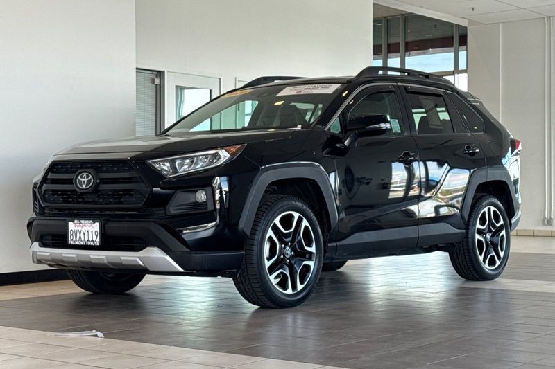 Toyota RAV4 Vehicle Full-screen Gallery Image 08