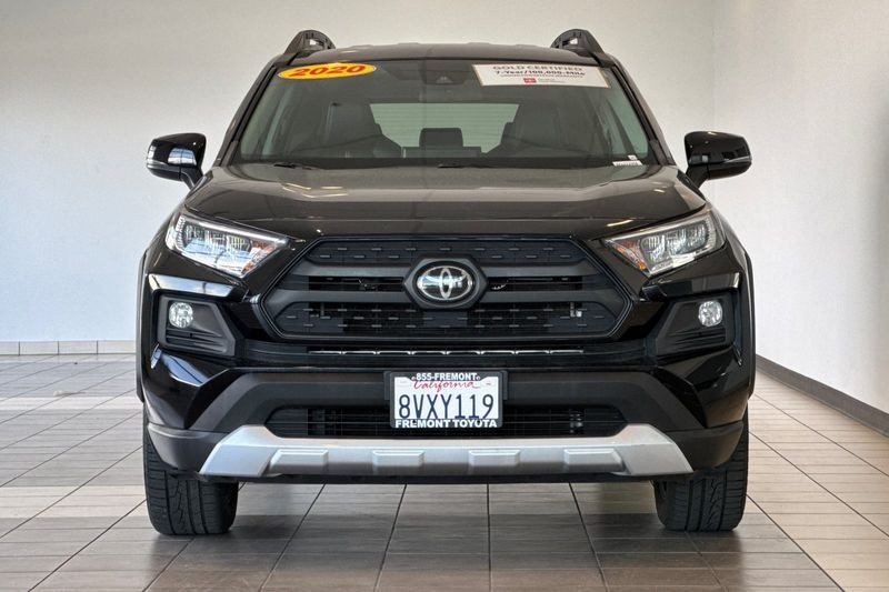 Toyota RAV4 Vehicle Full-screen Gallery Image 09