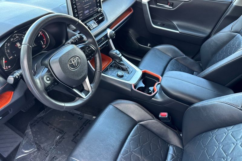 Toyota RAV4 Vehicle Full-screen Gallery Image 10