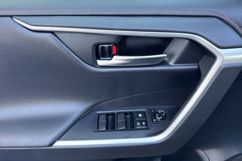 Toyota RAV4 Vehicle Full-screen Gallery Image 11