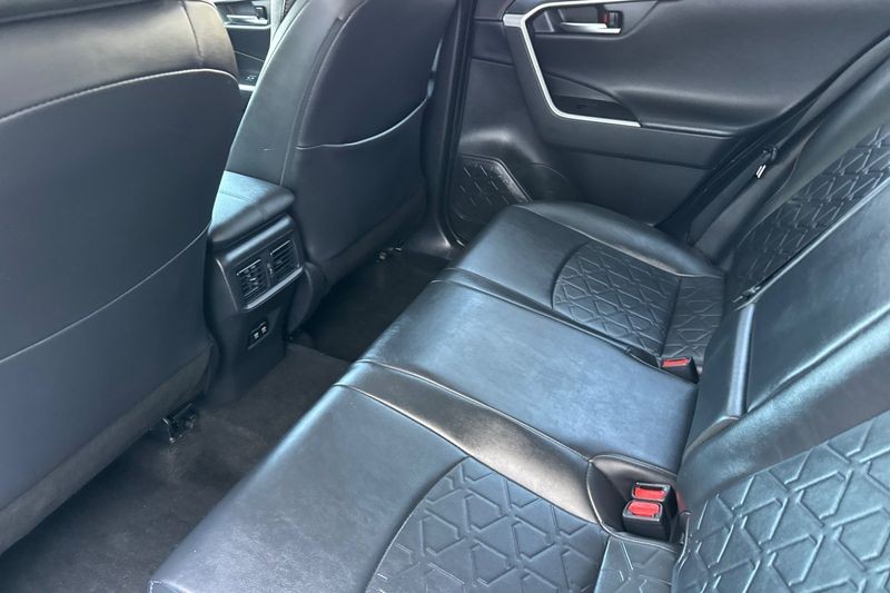 Toyota RAV4 Vehicle Full-screen Gallery Image 12