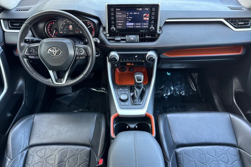 Toyota RAV4 Vehicle Full-screen Gallery Image 13