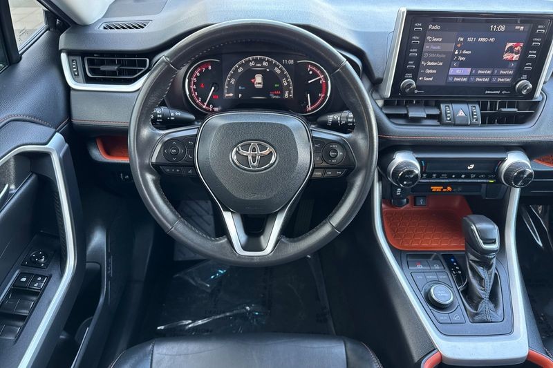 Toyota RAV4 Vehicle Full-screen Gallery Image 14