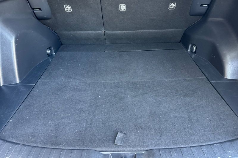 Toyota RAV4 Vehicle Full-screen Gallery Image 15