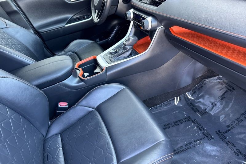 Toyota RAV4 Vehicle Full-screen Gallery Image 16