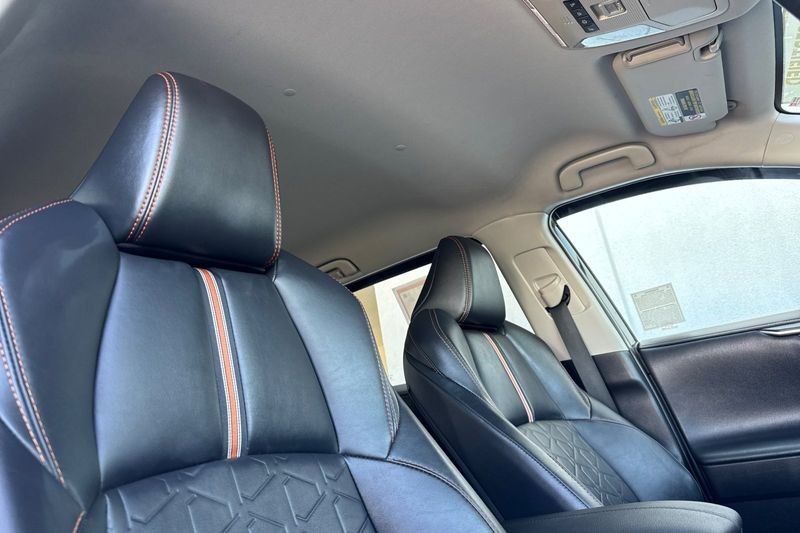 Toyota RAV4 Vehicle Full-screen Gallery Image 17