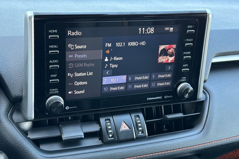 Toyota RAV4 Vehicle Full-screen Gallery Image 18