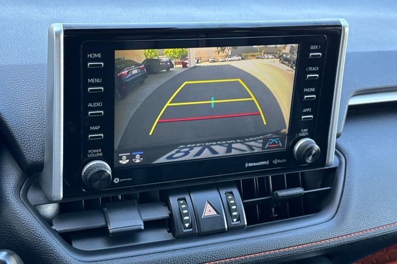 Toyota RAV4 Vehicle Full-screen Gallery Image 19