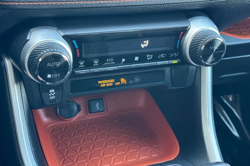 Toyota RAV4 Vehicle Full-screen Gallery Image 20