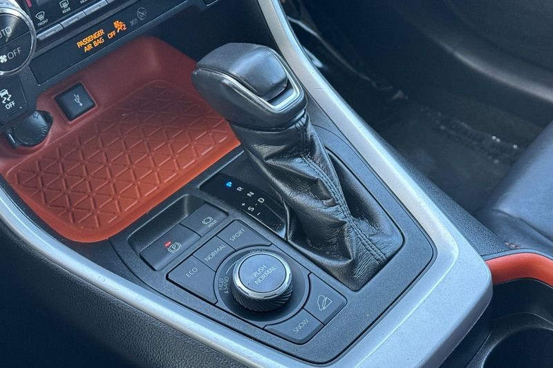 Toyota RAV4 Vehicle Full-screen Gallery Image 21