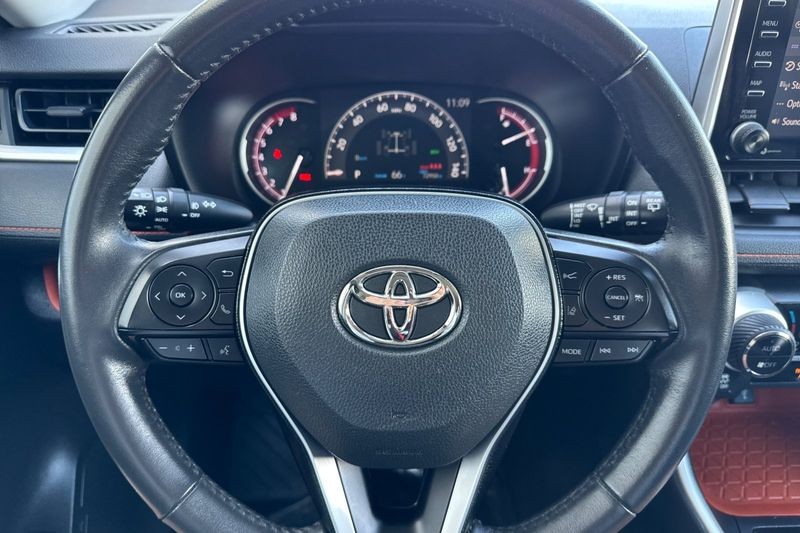 Toyota RAV4 Vehicle Full-screen Gallery Image 23