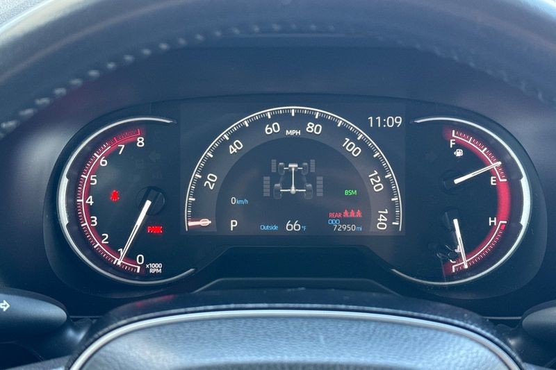 Toyota RAV4 Vehicle Full-screen Gallery Image 24