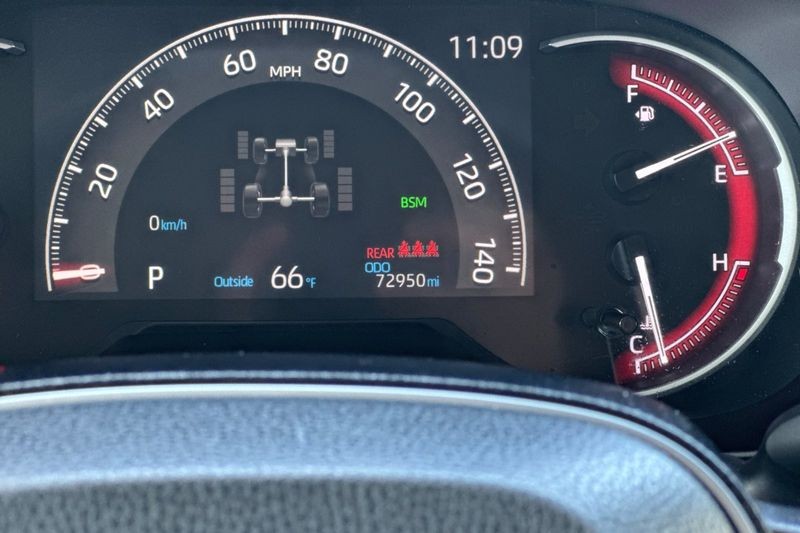 Toyota RAV4 Vehicle Full-screen Gallery Image 25