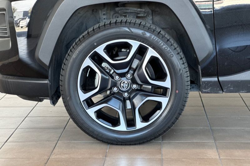 Toyota RAV4 Vehicle Full-screen Gallery Image 26