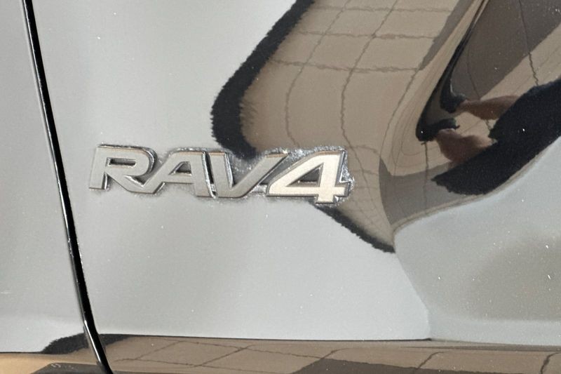 Toyota RAV4 Vehicle Full-screen Gallery Image 27