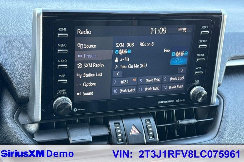 Toyota RAV4 Vehicle Full-screen Gallery Image 28