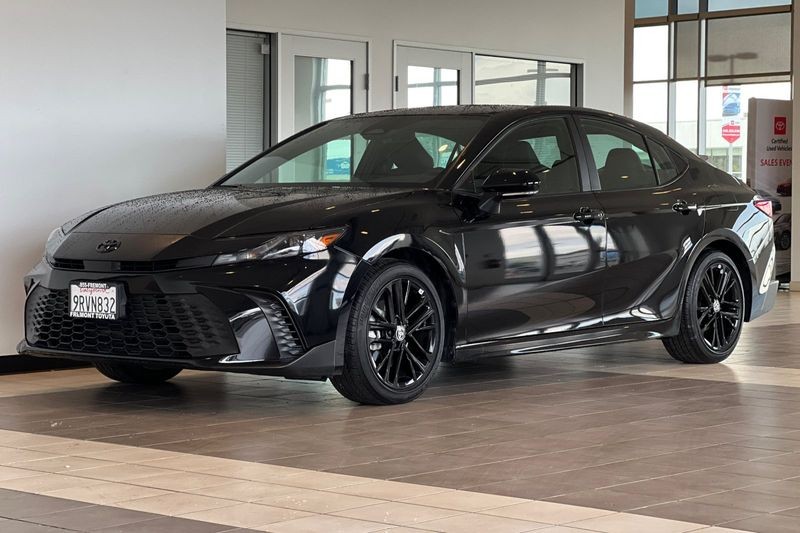 Toyota Camry Vehicle Full-screen Gallery Image 08