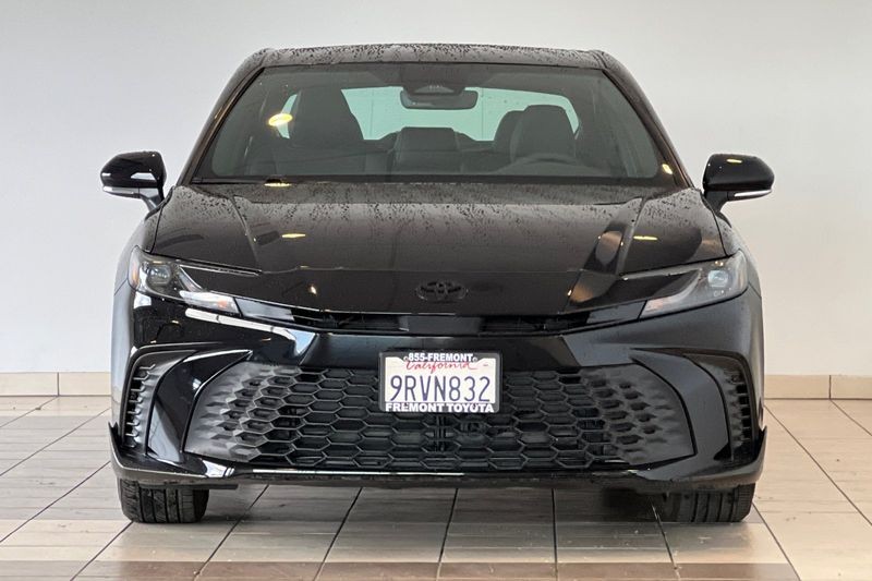 Toyota Camry Vehicle Full-screen Gallery Image 09