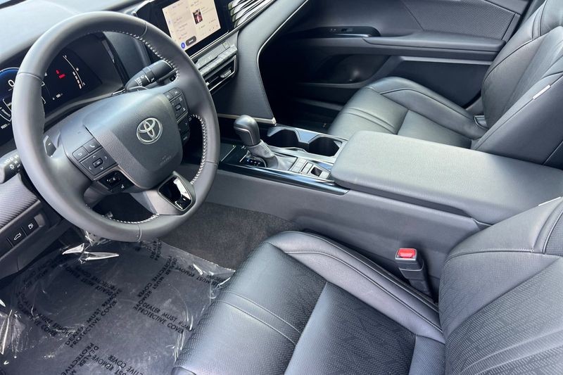 Toyota Camry Vehicle Full-screen Gallery Image 10