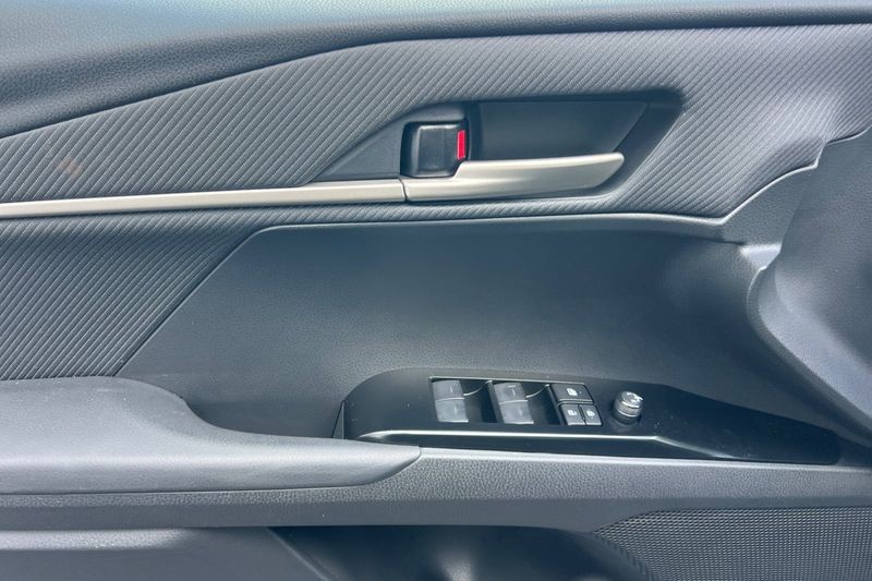 Toyota Camry Vehicle Full-screen Gallery Image 11