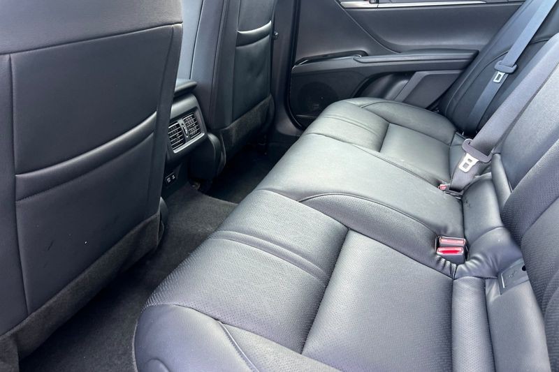 Toyota Camry Vehicle Full-screen Gallery Image 12