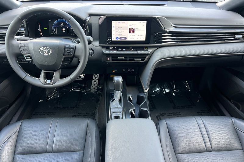 Toyota Camry Vehicle Full-screen Gallery Image 13