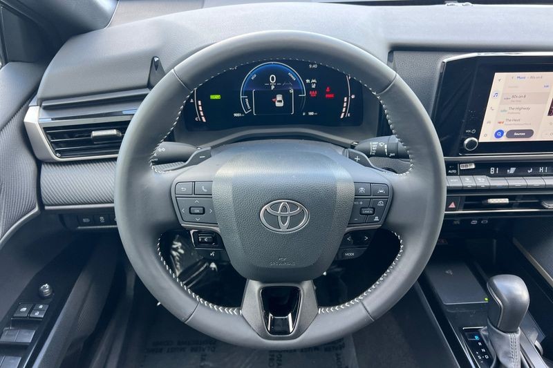Toyota Camry Vehicle Full-screen Gallery Image 14
