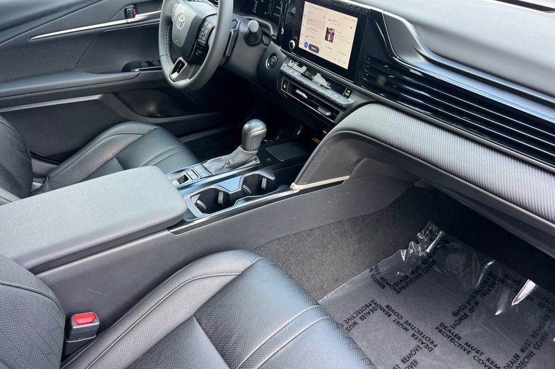 Toyota Camry Vehicle Full-screen Gallery Image 15