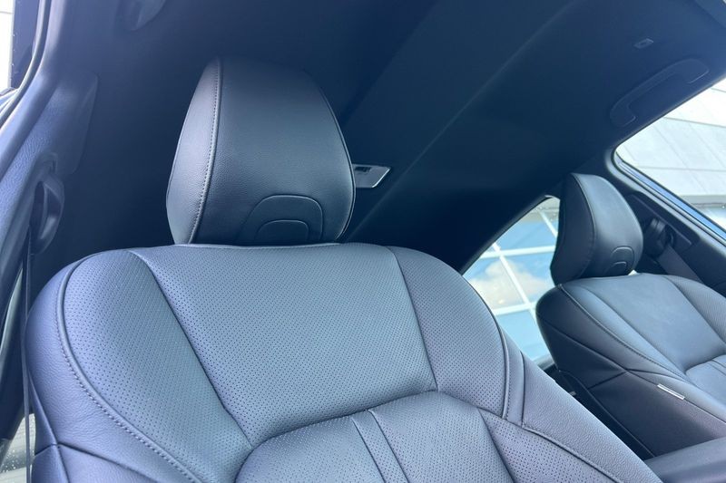 Toyota Camry Vehicle Full-screen Gallery Image 16