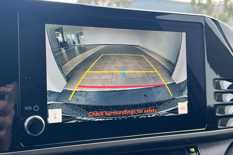 Toyota Camry Vehicle Full-screen Gallery Image 18