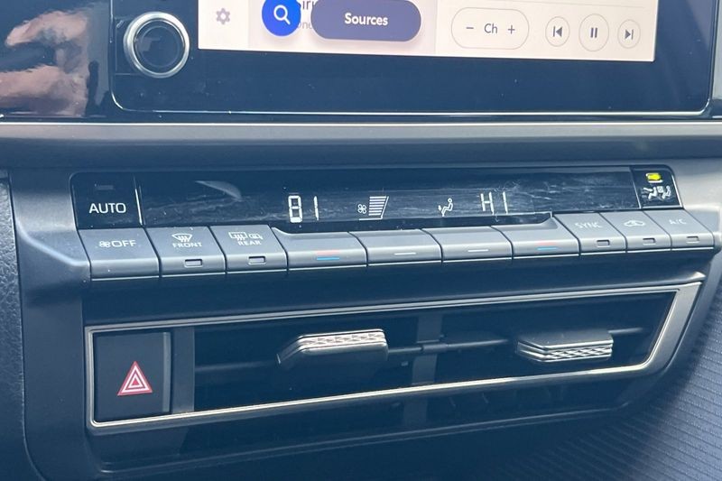 Toyota Camry Vehicle Full-screen Gallery Image 19