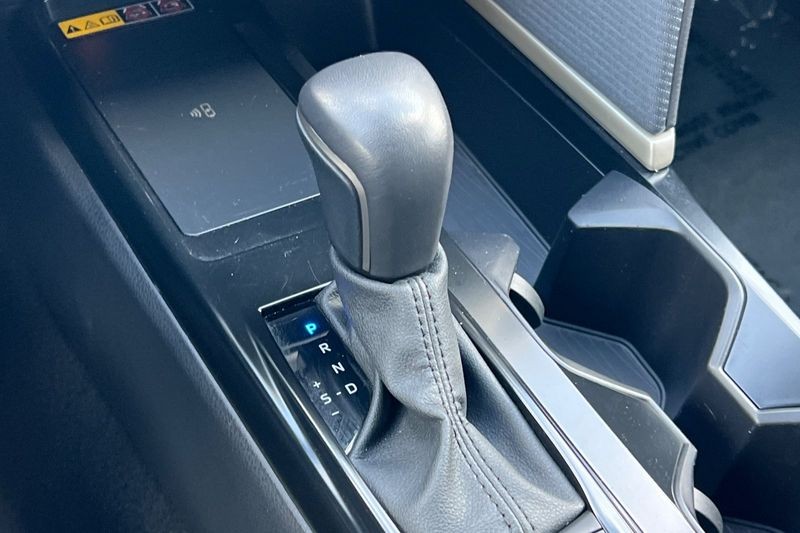 Toyota Camry Vehicle Full-screen Gallery Image 20