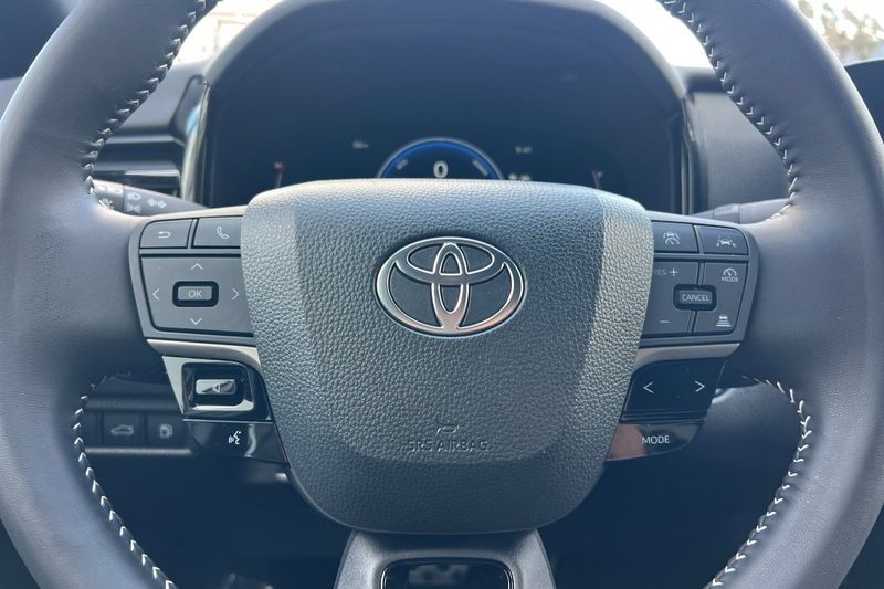 Toyota Camry Vehicle Full-screen Gallery Image 22