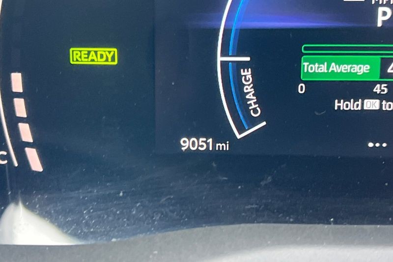 Toyota Camry Vehicle Full-screen Gallery Image 24