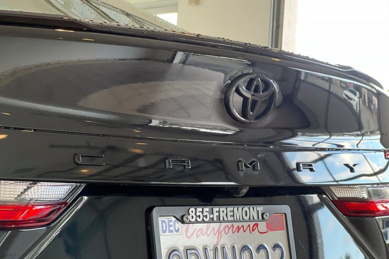 Toyota Camry Vehicle Full-screen Gallery Image 26