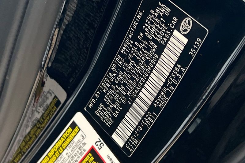 Toyota Camry Vehicle Full-screen Gallery Image 28