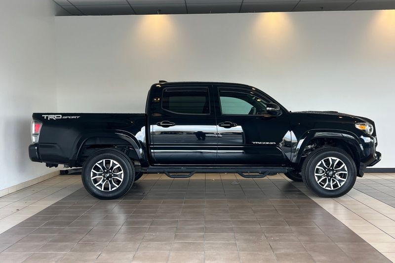 Toyota Tacoma 2WD Vehicle Full-screen Gallery Image 03