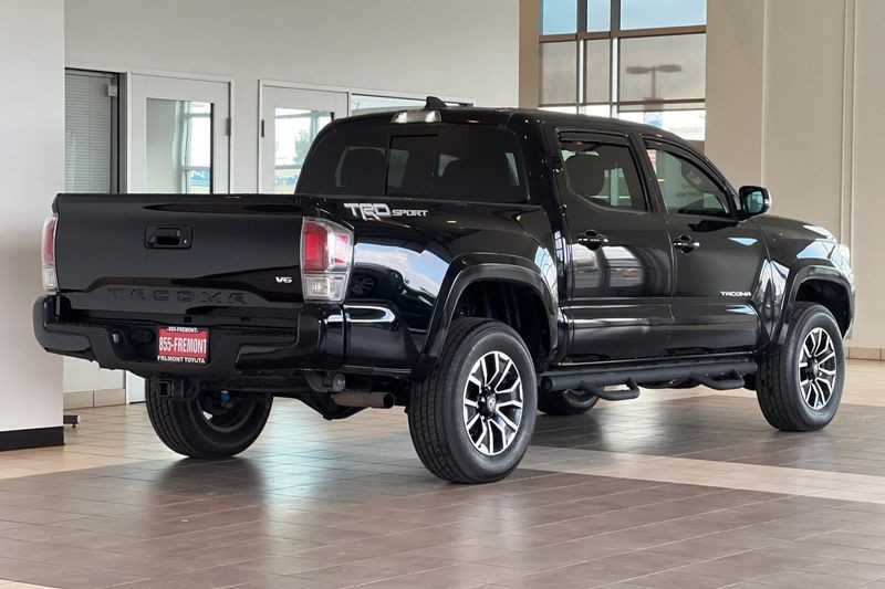 Toyota Tacoma 2WD Vehicle Full-screen Gallery Image 04