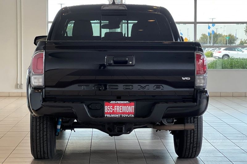 Toyota Tacoma 2WD Vehicle Full-screen Gallery Image 05