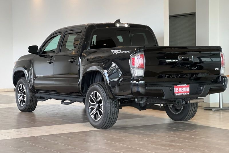 Toyota Tacoma 2WD Vehicle Full-screen Gallery Image 06