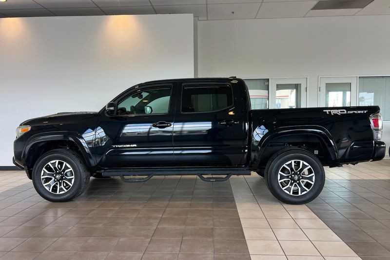 Toyota Tacoma 2WD Vehicle Full-screen Gallery Image 07