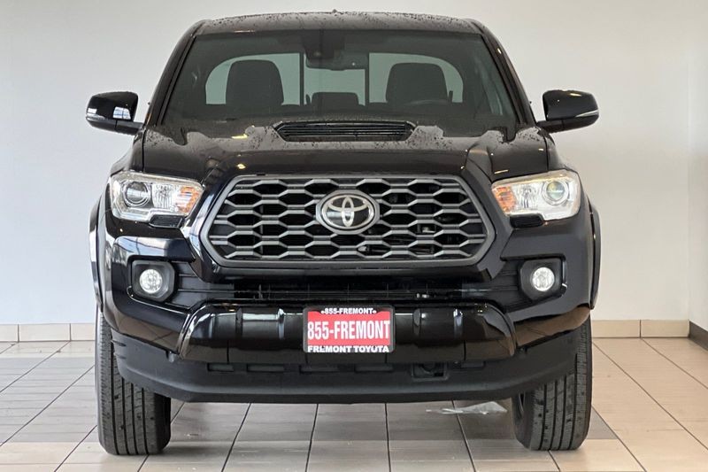 Toyota Tacoma 2WD Vehicle Full-screen Gallery Image 09