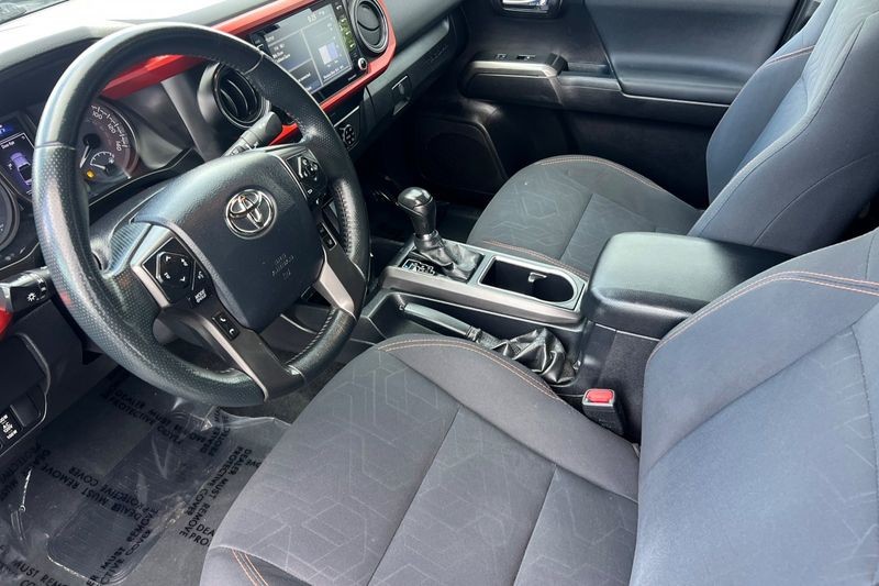 Toyota Tacoma 2WD Vehicle Full-screen Gallery Image 10