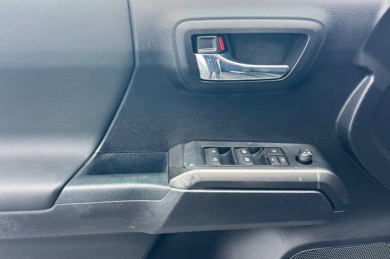 Toyota Tacoma 2WD Vehicle Full-screen Gallery Image 11