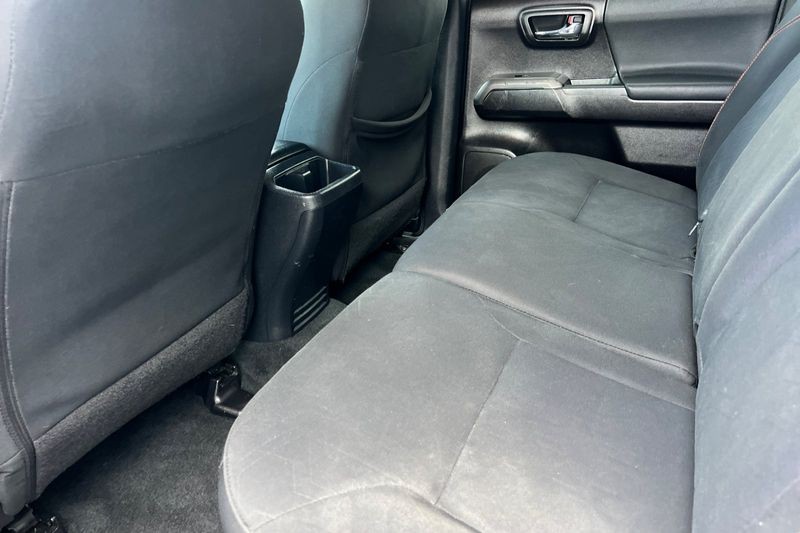 Toyota Tacoma 2WD Vehicle Full-screen Gallery Image 12