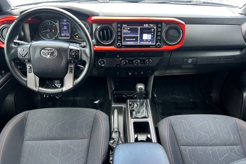 Toyota Tacoma 2WD Vehicle Full-screen Gallery Image 13