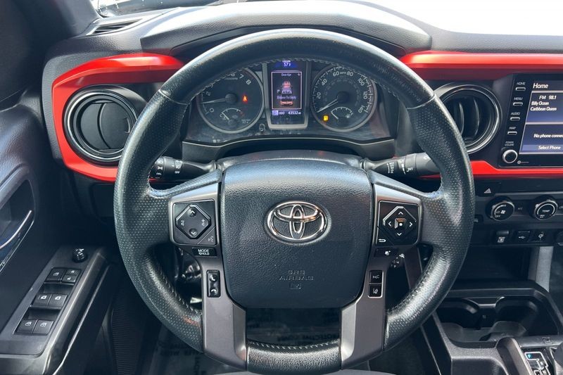 Toyota Tacoma 2WD Vehicle Full-screen Gallery Image 14
