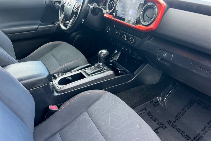 Toyota Tacoma 2WD Vehicle Full-screen Gallery Image 15