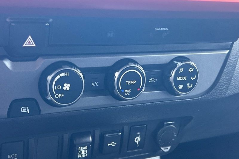 Toyota Tacoma 2WD Vehicle Full-screen Gallery Image 19